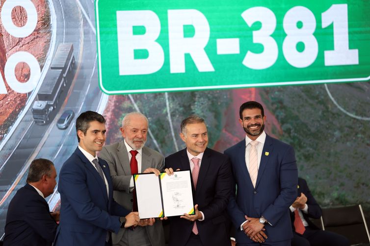José Cruz/Agência Brasil Brasília (DF), 22/01/2025 - O presidente da República Luiz Inácio Lula da Silva acompanhado do ministro dos Transportes Renan Filho, participa, no Palácio do Planalto, da cerimônia de assinatura do contrato de concessão de um trecho da BR-381, em Minas Gerais. Foto: José Cruz/Agência Brasil