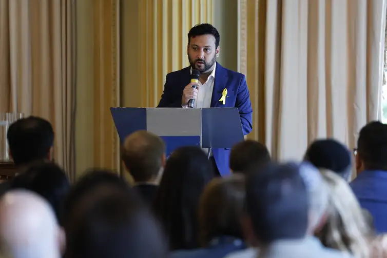 Fernando Frazão/Agência Brasil Rio de Janeiro (RJ) 26/01/2025 – O presidente da Federação israelita do Estado do Rio de Janeiro, Bruno Feigelson, no ato pelos 80 anos da libertação de Auschwitz e em memória das vítimas do Holocausto, no Palácio da Cidade. Foto: Fernando Frazão/Agência Brasil