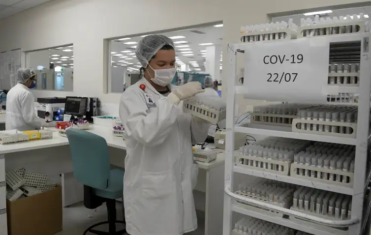 REUTERS / Washington Alves Um funcionário do laboratório Hermes Pardini trabalha no teste da doença do coronavírus (COVID-19) com amplificação por PCR, em Vespasiano, perto de Belo Horizonte, Brasil, em 23 de julho de 2020. Foto tirada em 23 de julho de 2020. REUTERS /
