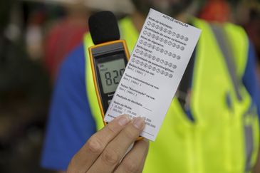 Joédson Alves/Agência Brasil Brasília (DF), 01/03/2025 - Personagem Ramon Barrancas (Fantasiado de fiscal do som ) Bloco de carnaval, Vai quem fica, nas ruas de Brasília.
Foto: Joédson Alves/Agência Brasil