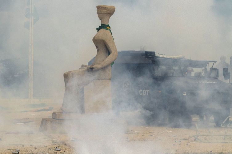 Joedson Alves/Agencia Brasil Brasília (DF), 08/01/2023 - Golpistas invadem e depredam prédios públicos na Praça dos Três Poderes. Estátua da Justiça, em frente ao Supremo Tribunal Federal (STF), coberta por fumaça.