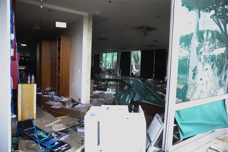 Valter Campanato/Agência Brasil Palácio do Supremo Tribunal Federal e destruído, após atos terroristas no ultimo domingo