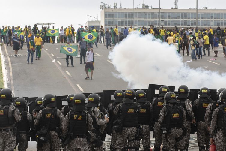 Joedson Alves/Agencia Brasil Brasília (DF), 08/01/2023 - Golpistas invadem prédios públicos na praça dos Três Poderes. Na foto, vândalos entram em conflito com policiais da Força Nacional entre os prédios do Congresso Nacional e Palácio do Planalto.