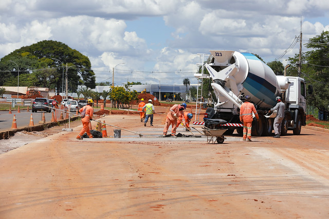 30/03/2025 - Concretagem em pavimento rígido leva mais conforto e segurança para condutores e durabilidade às vias do DF