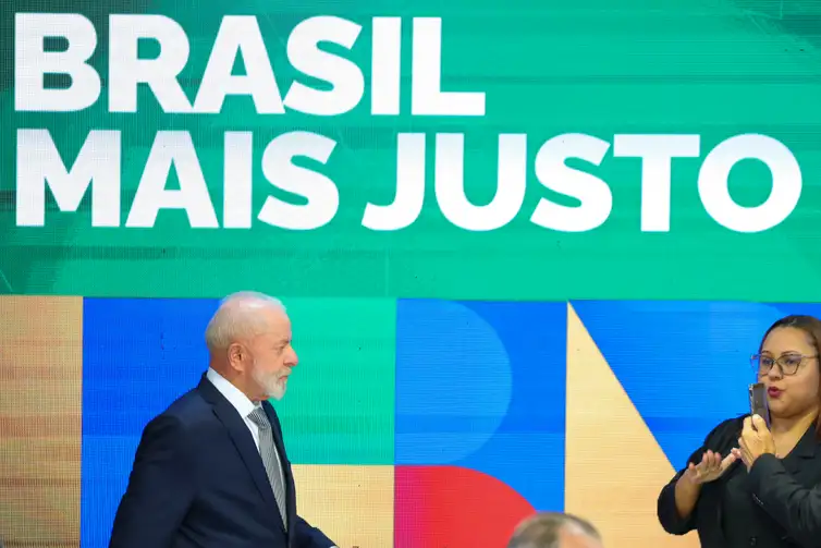 Fabio Rodrigues-Pozzebom/ Agência Brasil Brasília (DF) 18/03/2025 O presidente Luiz Inácio Lula da Silva, assina o Projeto de Lei que prevê Isenção de Imposto de Renda (IR) para pessoas que recebem até R$ 5 mil por mês. Presentes na cerimônia o ministro da Fazenda, Fernando Haddad, o vice-presidente Geraldo Alckmin, o presidente da Câmara dos Deputados, Hugo Motta, o ministro da Casa Civil, Rui Costa e a ministra de Relações Institucionais, Gleisi Hoffmann , além dos líderes do Governo no Congresso Foto: Fabio Rodrigues-Pozzebom/ Agência Brasil