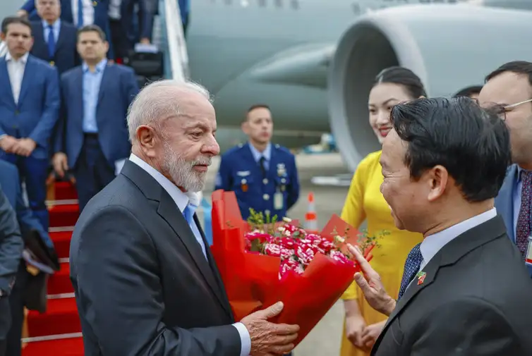 Presidente da República, Luiz Inácio Lula da Silva, durante chegada a Hanói.
Aeroporto Internacional de Noi Bai – Vietnã

Foto: Ricardo Stuckert / PR