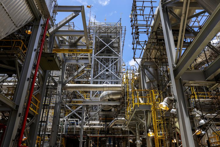 Ipojuca (PE) 01/11/2024 – A unidade U-93 de abatimento de emissões de gases SNOX da Refinaria Abreu e Lima (RNEST), da Petrobras, transforma óxido de enxofre e óxido de nitrogênio em ácido sulfúrico, a ser comercializado. A estrutura será a primeira do tipo a funcionar nas Américas, terceira no mundo.  Foto: Fernando Frazão/Agência Brasil