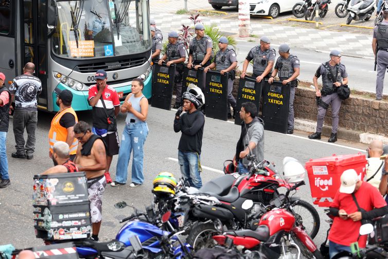 São Paulo (SP), 31/03/2025 - Entregadores de aplicativos de delivery em greve fazem manifestação na frente a sede do iFood em Osasco. Foto: Paulo Pinto/Agência Brasil