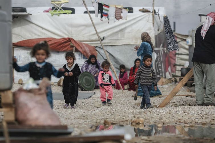 Crianças refugiadas sírias em acampamento no Líbano