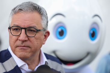 Brasília (DF) 09/04/2025 O ministro da Saúde, Alexandre Padilha, vacina indígenas durante a plenária de saúde indígena no Acampamento Terra Livre   Foto: Fabio Rodrigues-Pozzebom/ Agência Brasil