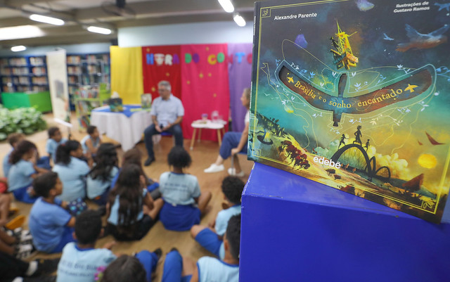 09/04/2025 - Biblioteca desenhada por Niemeyer promove conversa de alunos com autor de livro sobre Brasília