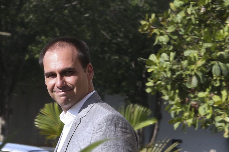 Eduardo Bolsonaro, filho do presidente eleito Jair Bolsonaro, ao deixar o gabinete de transição no Centro Cultural Banco do Brasil (CCBB), em Brasília.