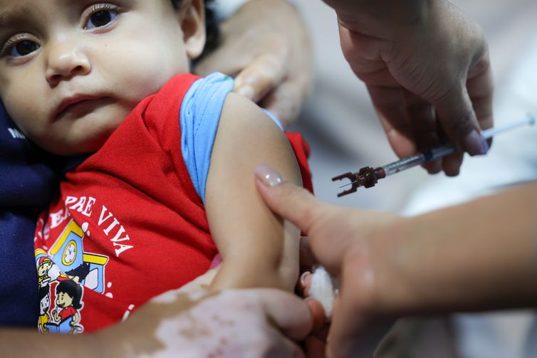 Fabio Rodrigues-Pozzebom/ Agência Brasil Brasília (DF) 15/04/2025 A Secretaria de Saúde do DF promove um dia de vacinação infantil na Creche Sempre Viva, na cidade satélite de Ceilândia, DF Foto: Fabio Rodrigues-Pozzebom/ Agência Brasil
