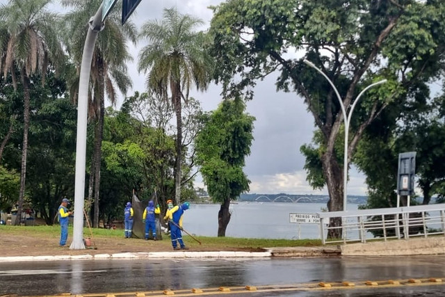 16/04/2025 - Região central de Brasília ganha ações de manutenção em áreas públicas