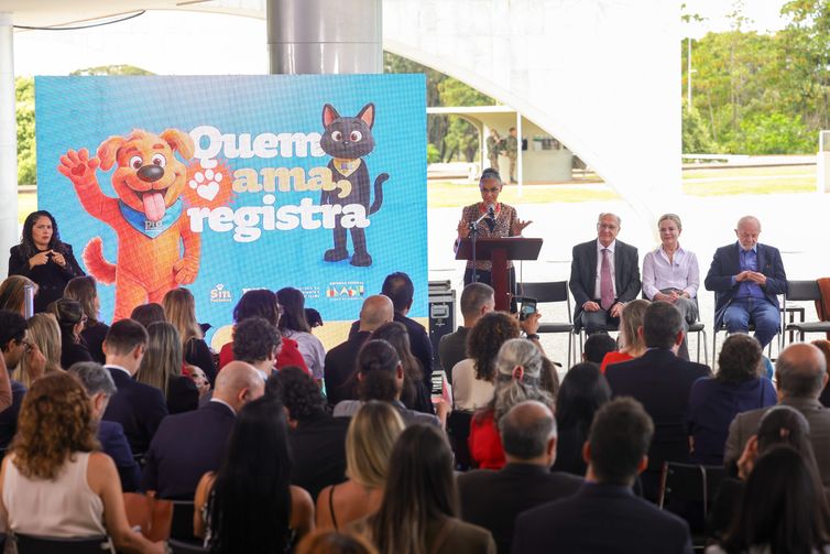 Brasília (DF) 17/04/2025  A ministra do Meio Ambiente, Marina Silva, discursa durante lançamento do Sistema Nacional de Identificação de Cães e Gatos, SinPatinha. Assina também decreto que institui o Programa Nacional de Proteção e Manejo Populacional Ético de Cães e Gatos (ProPatinhas). Foto: Fabio Rodrigues-Pozzebom/ Agência Brasil