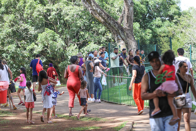 18/04/2025 - Brasilienses e turistas aproveitam a Sexta-feira Santa no Jardim Botânico e no Zoológico de Brasília