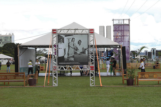 19/04/2025 - Exposições na Esplanada levam público a um mergulho na história de Brasília