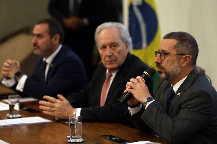 Antonio Cruz/Agência Brasil Brasília (DF), 23/04/2025 - O Diretor Geral da Polícia Federal, Andrei Rodrigues, o ministro da Justiça, Ricardo Lewandowski, e o ministro da Controladoria-Geral da União, Vinicius Marques de Carvalho, durante entrevista coletiva a respeito da Operação Sem Desconto. Foto: Antonio Cruz/Agência Brasil