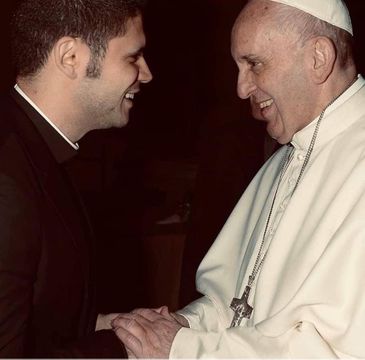 Bruno Franguelli/Arquivo Pessoal Brasília (DF) 26/04/2025 - Padre Bruno Franguelli com o Papa Francisco. Foto: Bruno Franguelli/Arquivo Pessoal