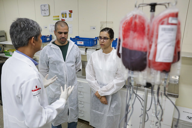 26/04/2025 - Vencedor de ação do Hemocentro conhece o caminho do sangue até os hospitais