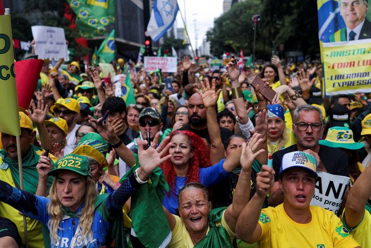 REUTERS/Amanda Perobelli/Proibida reprodução Supporters of former Brazilian President Jair Bolsonaro gather, on the day of a demonstration against Bolsonaro's judicial process and to demand the amnesty of all accused of taking part in the allegedly conspiring to overthrow the government, in Sao Paulo, Brazil, April 6, 2025. Reuters/Amanda Perobelli/Proibida reprodução