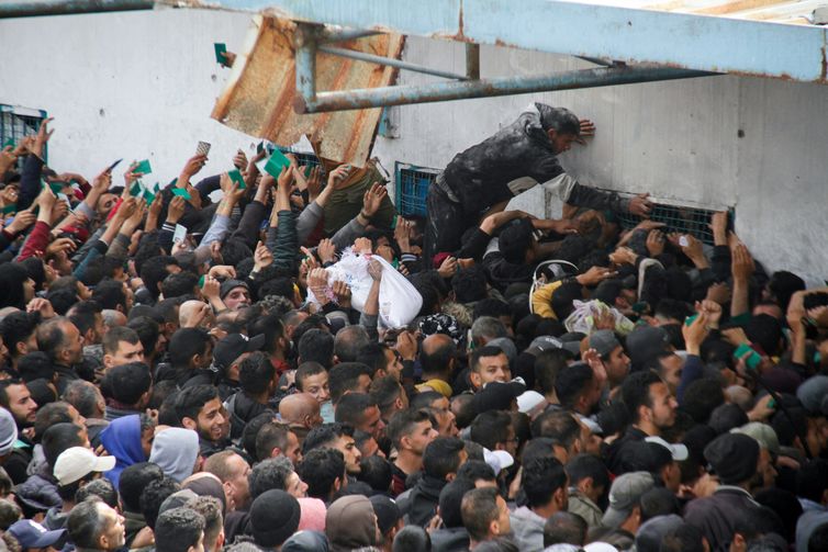 Palestinos se reúnem para buscar ajuda na Cidade de Gaza
 18/3/2024   Foto: REUTERS/Mahmoud Issa