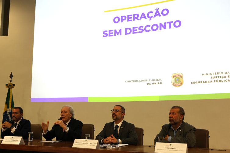 Antonio Cruz/Agência Brasil Brasília (DF), 23/04/2025 - O Diretor Geral da Polícia Federal, Andrei Rodrigues, o ministro da Justiça, Ricardo Lewandowski, o ministro da Controladoria-Geral da União, Vinicius Marques de Carvalho, e o ministro da Previdência Social, Carlos Lupi, durante entrevista coletiva a respeito da Operação Sem Desconto. Foto: Antonio Cruz/Agência Brasil
