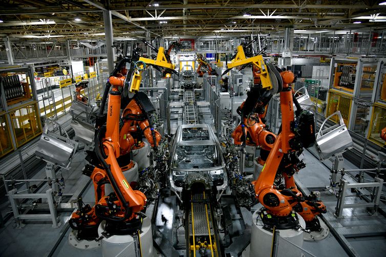 Autonomous robots assemble an X model SUV at the BMW manufacturing facility in Greer, South Carolina, U.S. November 4, 2019.  REUTERS/Charles Mostoller