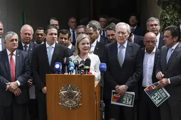 Brasília (DF), 08/04/2025 - O ministro da Justiça e Segurança Pública, Ricardo Lewandowski, e a ministra-chefe da Secretaria de Relações Institucionais, Gleisi Hoffmann, durante pronunciamento após apresentação da nova versão  da proposta de emenda à Constituição (PEC) da Segurança Pública ao presidente da Câmara dos Deputados, Hugo Motta, e líderes partidários da Casa. Foto: Marcelo Camargo/Agência Brasil