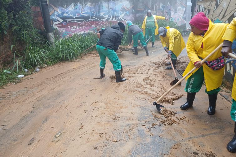 Perópolis (RJ), 06/04/2025 - Limpeza de ruas após fortes chuvas. Foto: Prefeitura de Petrópolis/Divulgação