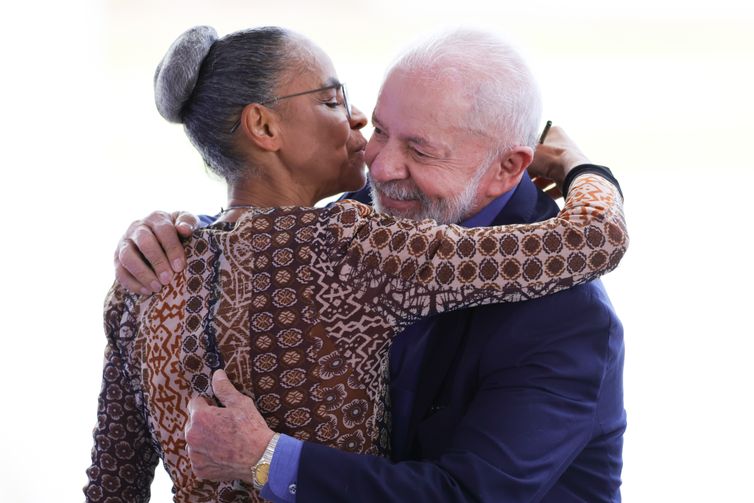 Brasília (DF) 17/04/2025  O presidente Luiz Inácio Lula da Silva, acompanhado da ministras do Meio Ambiente, Marina Silva, lança o Sistema Nacional de Identificação de Cães e Gatos, SinPatinha. Assina também decreto que institui o Programa Nacional de Proteção e Manejo Populacional Ético de Cães e Gatos (ProPatinhas). Foto: Fabio Rodrigues-Pozzebom/ Agência Brasil