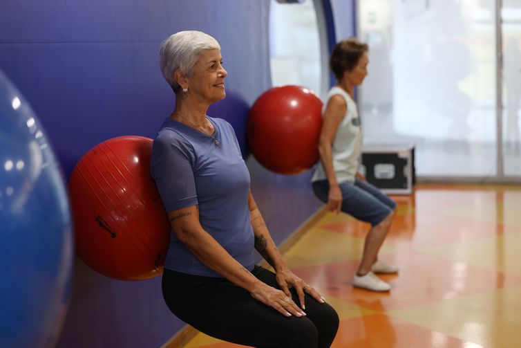 São Paulo (SP), 21/03/2025 - Shirley de Toro, que é professora aposentada, atriz e modelo, faz musculação no centro de ginática multifuncional do SESC Santana, na zona norte da capital. Foto: Rovena Rosa/Agência Brasil