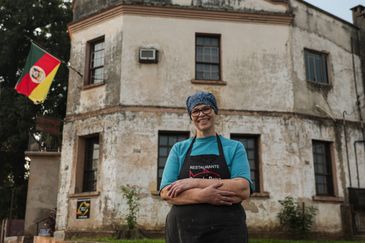 Arroio do meio (RS), 29/04/2025 - Solange Beatriz de Oliveira Schneider (65 anos), seu Casarão onde mora de 117 anos resistiu a varia enchentes no rio Taquari.
A um ano o estado foi atingido por temporais que afetou mais de 400 municípios gaúchos, tiveram bairros inteiros alagados. A maior tragédia climática da história, deixou pelo menos 147 mortos e afetou mais de 2,1 milhões de pessoas.
Foto: Joédson Alves/Agência Brasil