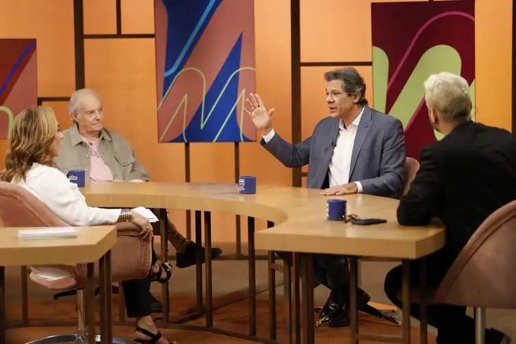Rio de Janeiro (RJ), 16/04/2025 – O ministro da Fazenda, Fernando Haddad, participa do programa Sem Censura, da TV Brasil, apresentado por Cissa Guimarães, que também recebe o pianista Francis Hime, o psiquiatra Higor Caldato e o jornalista Muka. Foto: Fernando Frazão/Agência Brasil