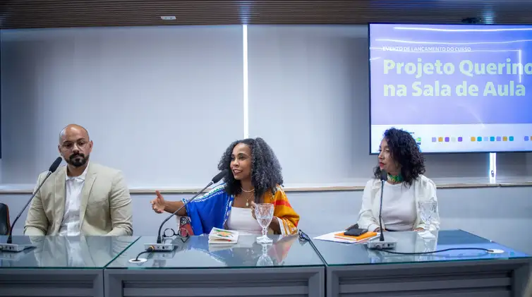 Rio de Janeiro - 24/04/2025 jornalista Tiago Rogero fala a educadores no lançamento do Projeto Querino na Sala de Aula. Foto  Daniel Fagundes