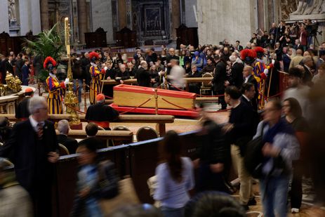 People pay respects as Pope Francis lies in state in St. Peter's Basilica, at the Vatican April 25, 2025. Reuters/Remo Casilli/Proibida reprodução