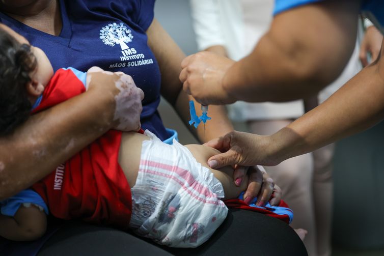 Fabio Rodrigues-Pozzebom/ Agência Brasil Brasília (DF) 15/04/2025 A Secretaria de Saúde do DF promove um dia de vacinação infantil na Creche Sempre Viva, na cidade satélite de Ceilândia, DF Foto: Fabio Rodrigues-Pozzebom/ Agência Brasil
