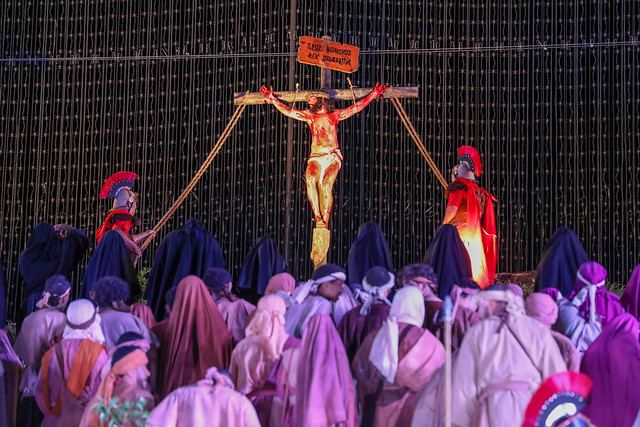 18/04/2025 - Via Sacra do Morro da Capelinha, em Planaltina, emociona milhares de fiéis