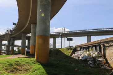 Porto Alegre (RS), 01/05/2025 – Uma das 14 comportas é vista com sacos de areia de improviso, que cercam o rio Guaíba.
Ha um ano o estado foi atingido por temporais que afetou mais de 400 municípios gaúchos, tiveram bairros inteiros alagados. A maior tragédia climática da história, deixou pelo menos 147 mortos e afetou mais de 2,1 milhões de pessoas.
Foto: Joédson Alves/Agência Brasil