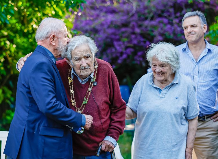 05.12.2024 - Presidente da República, Luiz Inácio Lula da Silva concedeu a Ordem Nacional do Cruzeiro do Sul ao ex-presidente do Uruguai, Pepe Mujica.