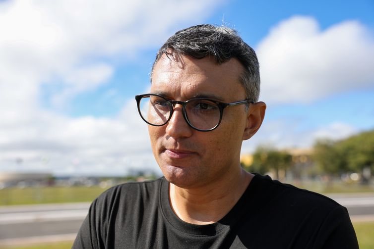 Brasília (DF) 13/05/2025 - Ato na Esplanada do ministérios dispõe vários pares de sapatos de pessoas acomeditas pela Encefalomielite Miálgica, uma condição crônica, grave e incapacitante, ainda sem protocolo de atendimento no Brasil. Daniel Cardim, fala com a Agência Brasil. Foto: Fabio Rodrigues-Pozzebom/ Agência Brasil