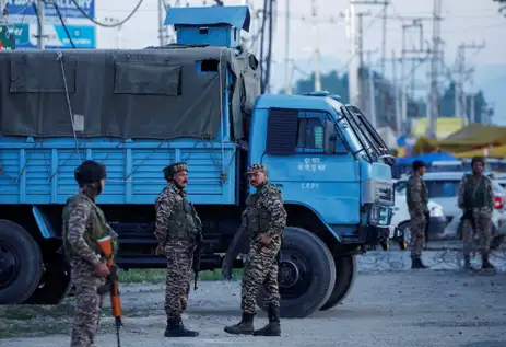 Reuters/Sharafat Ali/Proibida reprodução Indian security personnel stand guard on a road outside the Haj House as pilgrims depart for Mecca for the annual pilgrimage to the holiest place for Muslims, in Srinagar, Indian Kashmir, May 14, 2025. Reuters/Sharafat Ali/Proibida reprodução