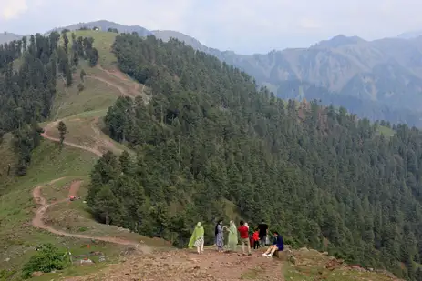 Reuters/Akhtar Soomro/Proibida reprodução Tourists stand at a view point at Pir Chinasi, a tourist attraction in Pakistan-administered Kashmir, May 4, 2025. Reuters/Akhtar Soomro/Proibida reprodução