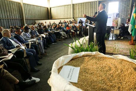 Brasília (DF), 20/05/2025 - Presidente da CONAB, Edegar Pretto, participa do 2º Diálogo Brasil-África sobre Segurança Alimentar, Combate à fome e desenvolvimento rural
Os objetivos do evento incluem o compartilhamento de experiências em produção agropecuária e aquícola, a troca de conhecimentos e tecnologias, o debate sobre o papel de políticas públicas eficazes, a discussão sobre pesquisa e inovação, e a valorização da agricultura familiar e da sustentabilidade. 
Foto: Jose Cruz/Agência Brasil
