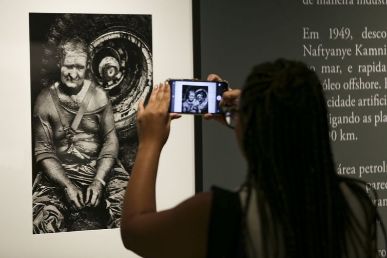 Brasília (DF), 24/08/2023 - O museu interativo SESI Lab promove a exposição Trabalhadores, de Sebastião Salgado. Construída a partir de viagens realizadas entre 1986 e 1992, Trabalhadores oferece uma espécie de arqueologia visual da Revolução Industrial, período em que o trabalho manual foi o eixo central da vivência de mulheres e homens pelo mundo. Foto: Marcelo Camargo/Agência Brasil