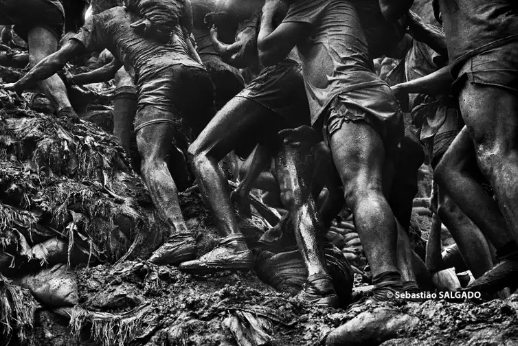 Exposição traz fotografias de Serra Pelada feitas por Sebastião Salgado