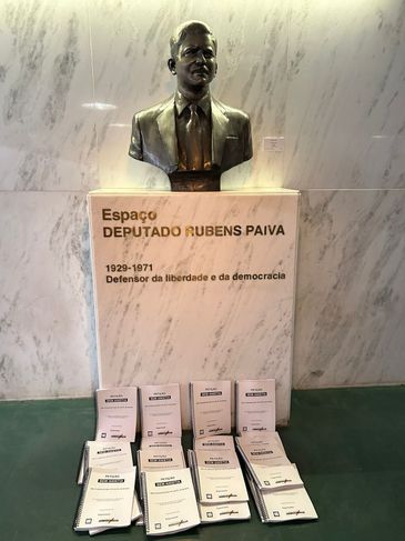 Parlamentares fazem ato contra PL da Anistia em frente ao busto de Rubens Paiva.