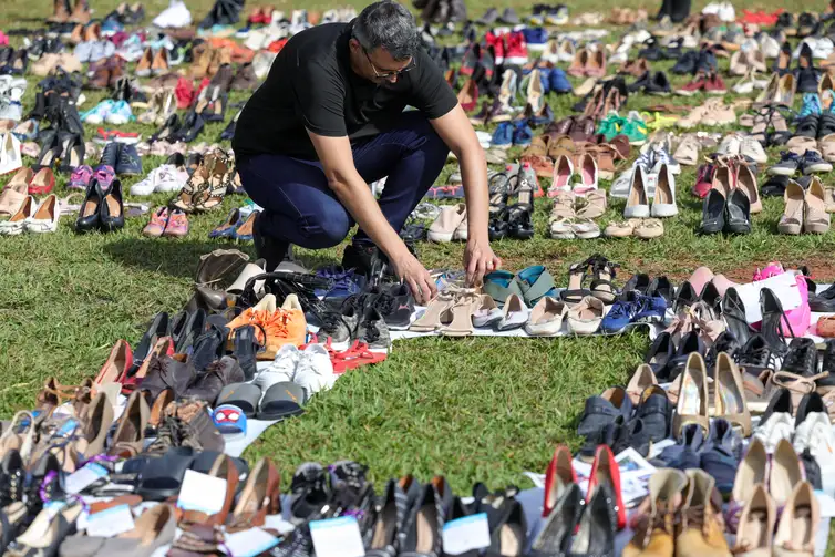 Brasília (DF) 13/05/2025 - Ato na Esplanada do ministérios dispõe vários pares de sapatos de pessoas acomeditas pela Encefalomielite Miálgica, uma condição crônica, grave e incapacitante, ainda sem protocolo de atendimento no Brasil. Foto: Fabio Rodrigues-Pozzebom/ Agência Brasil