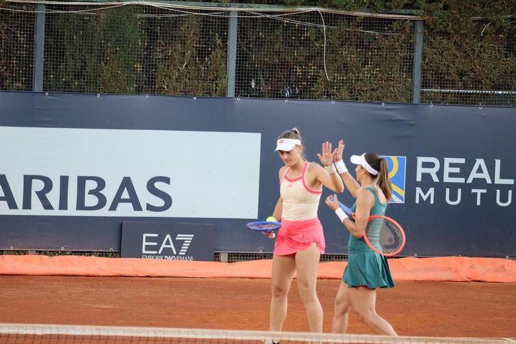 ZDL Sports/Divulgação Dupla de Luisa Stefani com húngara Timea Babos - WTA 500 de Estrasburgo - em 21/05/2025
