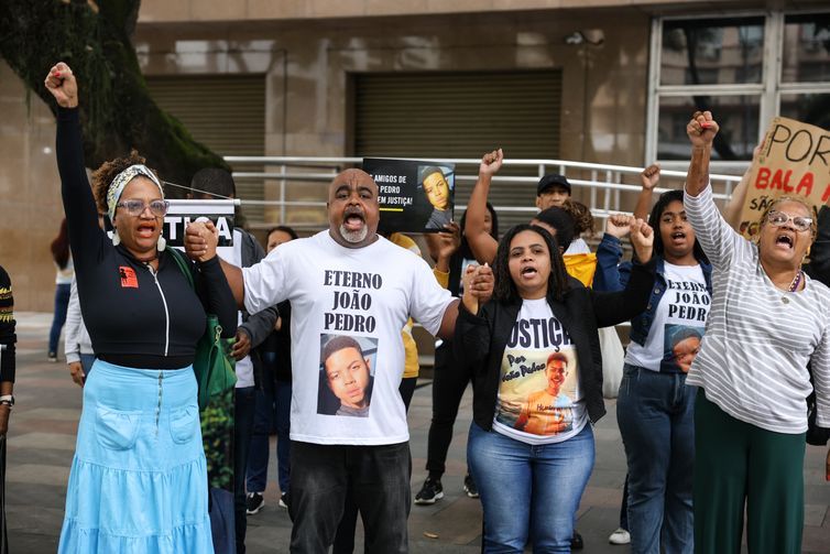 Rio de Janeiro (RJ), 11/07/2024 – Familiares e amigos de João Pedro, de 14 anos, morto durante uma operação policial no Complexo do Salgueiro, em São Gonçalo, em 2020, realizam manifestação em frente ao Tribunal de Justiça do Rio de Janeiro. Foto: Tomaz Silva/Agência Brasil